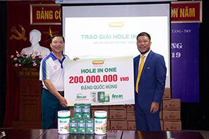 Triso Group trao giải thưởng trị giá 200 triệu đồng cho golfer Đặng Quốc Hùng